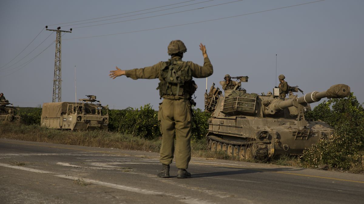 Fotky ukazují, jak se izraelská armáda stahuje ke Gaze